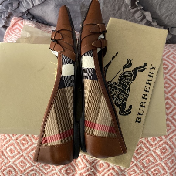 Authentic Burberry pointed toe flats classic Burberry plaid on the sides - Picture 5 of 6